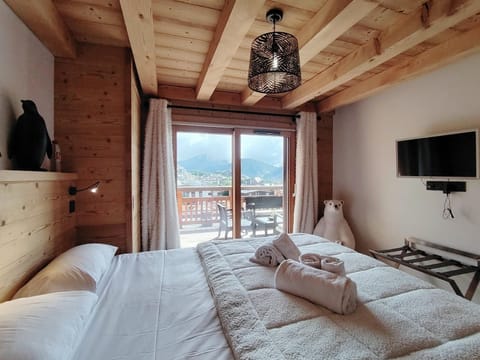 Bed, TV and multimedia, Bedroom, Mountain view