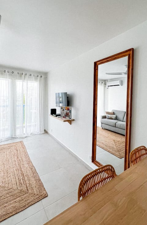 Le Nid Bleu - Comfort and Sea View Apartment in Les Abymes