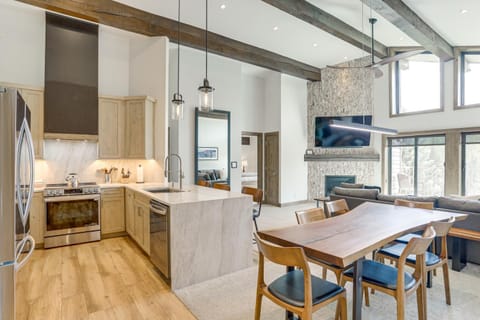 Sauna and Ski Shuttle Access Mtn-View Condo in Avon Apartment in Avon