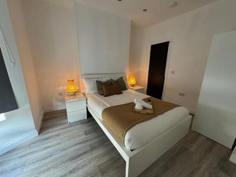 Modern Central Apartments with Balcony Apartment in Wellingborough