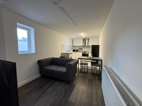 Modern Central Apartments with Balcony Apartment in Wellingborough
