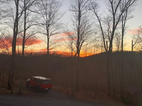 3Bd Log Cabin with Views, Hot Tub, Gas Fireplace, Game Room Cabin in Watauga