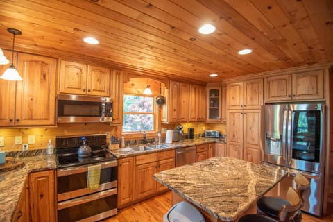 3Bd Log Cabin with Views, Hot Tub, Gas Fireplace, Game Room Cabin in Watauga