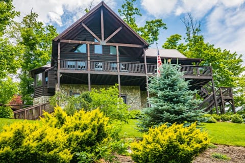 3Bd Log Cabin with Views, Hot Tub, Gas Fireplace, Game Room Cabin in Watauga