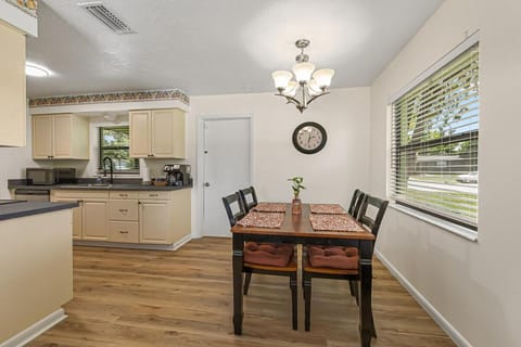 Cozy home near USSSA complex, Viera and Cruise Terminals! House in Rockledge