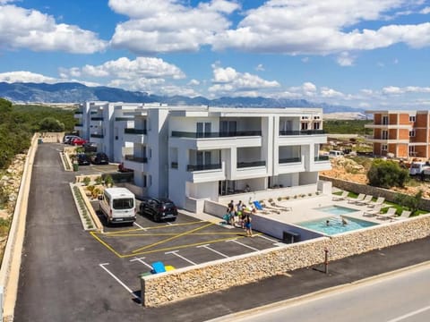 Property building, Day, Mountain view, Pool view, Street view, Swimming pool, Location, Parking, sunbed