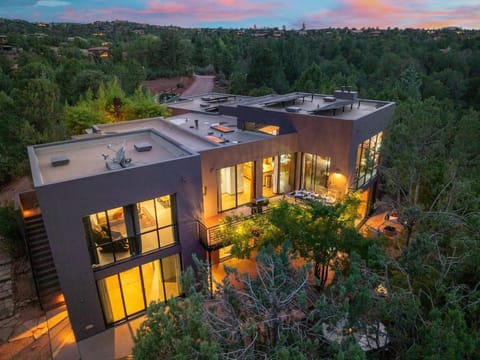 NEW! 1 Acre West Sedona Estate Spa Game Room Stunning View Direct Trail Access! Villa in Sedona