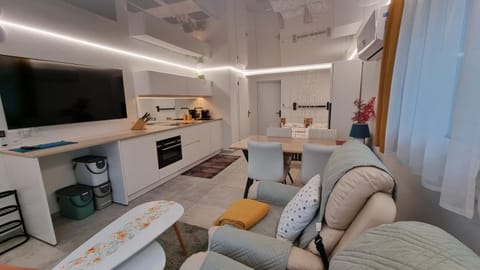 TV and multimedia, Living room, Seating area, Dining area