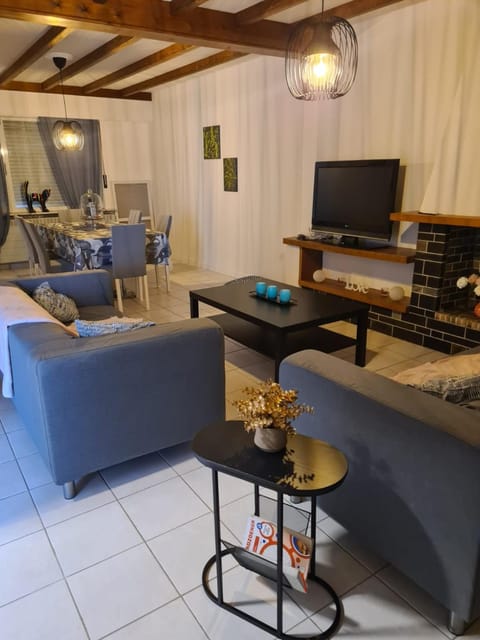 Property building, Restaurant/places to eat, Communal lounge/ TV room, TV and multimedia, Kitchen or kitchenette, Living room, Seating area, Dining area, Evening entertainment