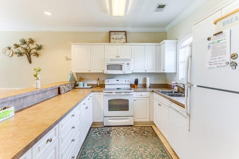 Relaxing Condo with Pool Near Beach and Casino Apartment in Little River