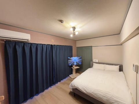 Bed, air conditioner