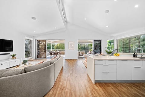 TV and multimedia, Kitchen or kitchenette, Living room, Seating area, Dining area, dishwasher, oven