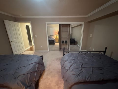 Private Room Near Scott Road, Transit, Shopping, Airport 25 Min Vacation rental in Surrey