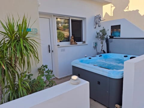 Hot Tub, Inner courtyard view