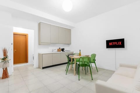 TV and multimedia, Kitchen or kitchenette, Living room, Seating area, Dining area, oven, stove