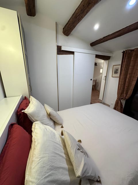 Le clos de Pierre - avec jacuzzi privé et piscine partagée au coeur de la nature House in Vence