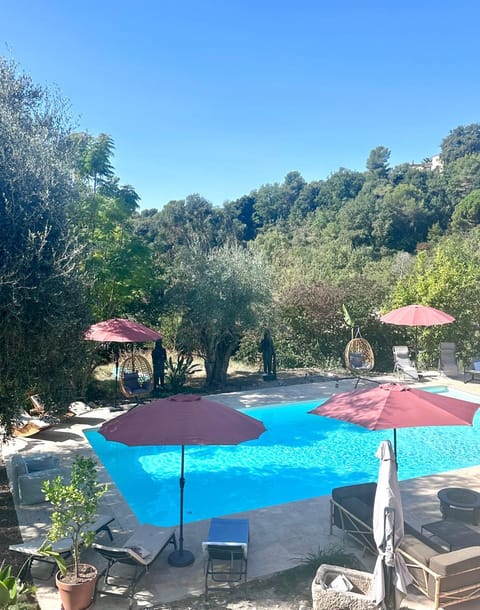 Le clos de Pierre - avec jacuzzi privé et piscine partagée au coeur de la nature House in Vence