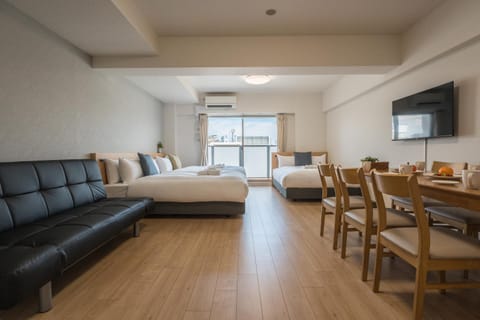Bed, TV and multimedia, Living room, Photo of the whole room, Dining area, Bedroom
