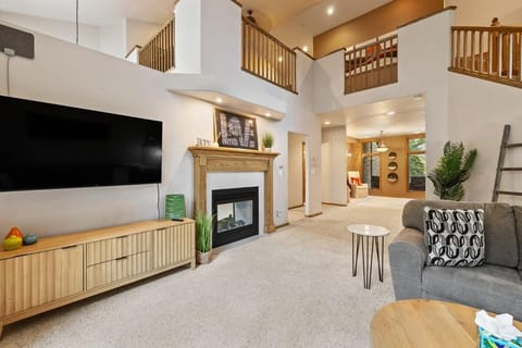 Communal lounge/ TV room, TV and multimedia, Living room, Seating area, Evening entertainment