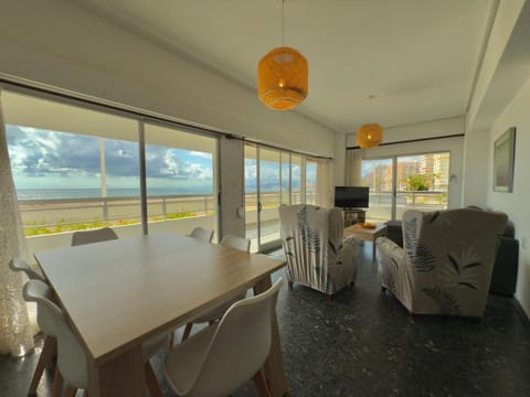 Natural landscape, TV and multimedia, Balcony/Terrace, Living room, Seating area, Dining area, Beach
