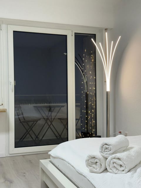 Bed, Balcony/Terrace, Photo of the whole room, Bedroom, towels