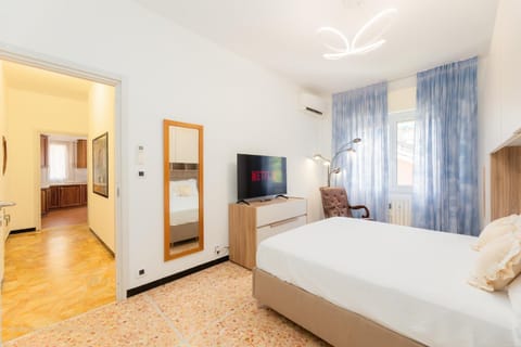 Communal lounge/ TV room, Bed, TV and multimedia, Photo of the whole room, Evening entertainment, Bedroom, wardrobe