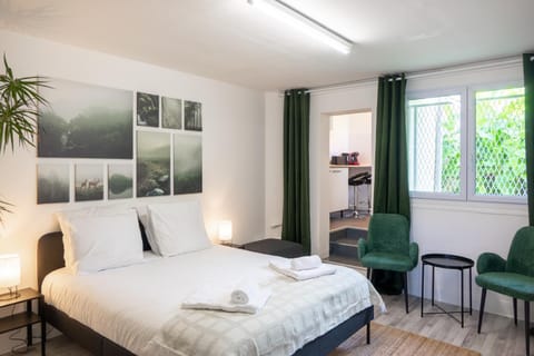 Photo of the whole room, Bedroom