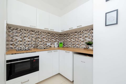 Coffee/tea facilities, Kitchen or kitchenette, dishwasher, stove