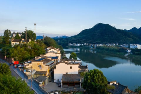 Property building, Nearby landmark, Neighbourhood, Natural landscape, Bird's eye view, City view, Lake view, Mountain view, River view, Parking