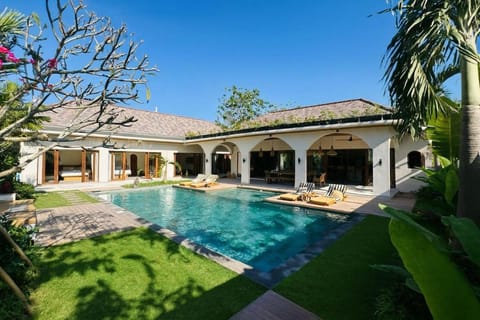 Property building, Patio, Garden, Garden view, Pool view, Swimming pool, sunbed