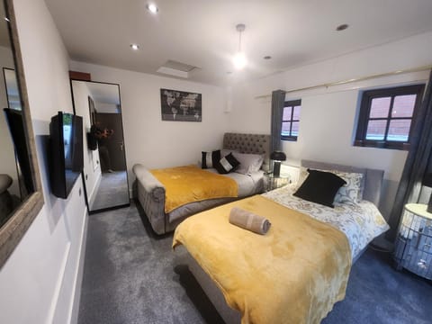 Charming Ground Floor Tudor Apartment Free Wifi Manchester Apartment in Stretford