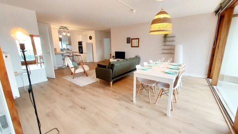 TV and multimedia, Kitchen or kitchenette, Living room, Seating area, Dining area