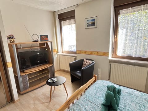 Bed, TV and multimedia, Photo of the whole room, Seating area, Bedroom, towels