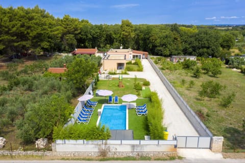 Property building, Day, Garden, Swimming pool, sunbed