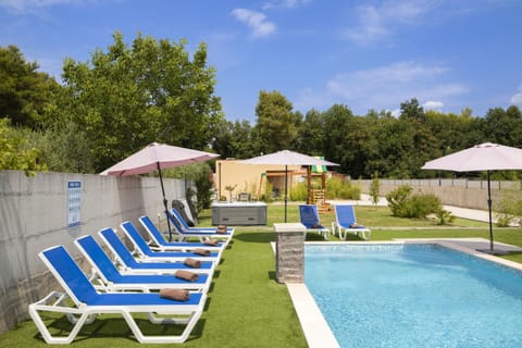 Day, Garden, Swimming pool, sunbed