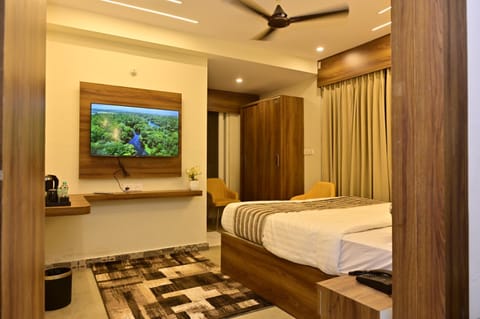 Bed, TV and multimedia, Photo of the whole room, Bedroom, wardrobe, air conditioner