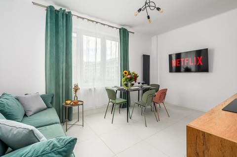 TV and multimedia, Seating area, Dining area
