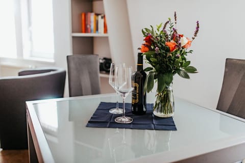 Food and drinks, Seating area, Dining area, Drinks