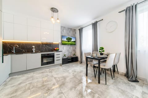 Communal lounge/ TV room, TV and multimedia, Kitchen or kitchenette, Living room, Area and facilities, microwave, oven, kitchen