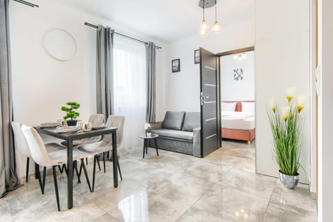 Bed, Kitchen or kitchenette, Living room, Photo of the whole room, Seating area, Dining area