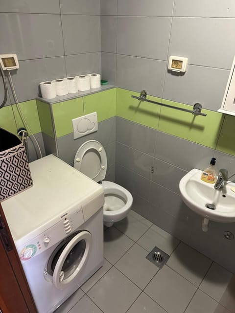 Toilet, Bathroom, towels, washing machine, dryer