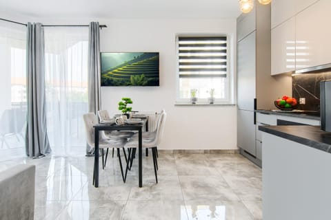 TV and multimedia, Kitchen or kitchenette, Dining area, oven, stove