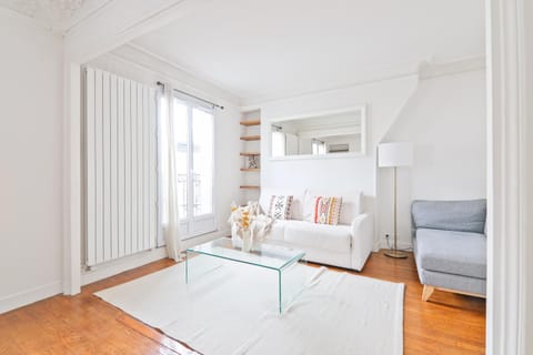Bed, Living room, Photo of the whole room, Seating area, Bedroom