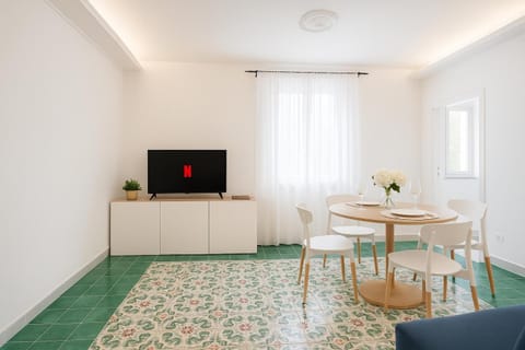 TV and multimedia, Seating area, Dining area
