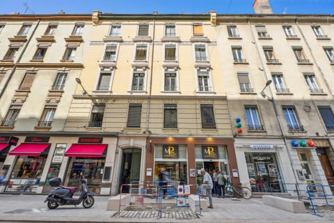 Property building, Day, Neighbourhood, City view, Street view, Location