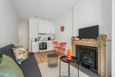 TV and multimedia, Coffee/tea facilities, Kitchen or kitchenette, Living room, Seating area, Dining area, oven, stove