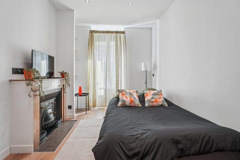 Communal lounge/ TV room, Bed, TV and multimedia, Kitchen or kitchenette, Living room, Photo of the whole room, Seating area, Bedroom