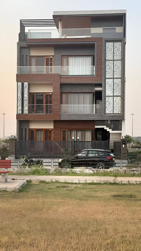 Property building, Day, Parking
