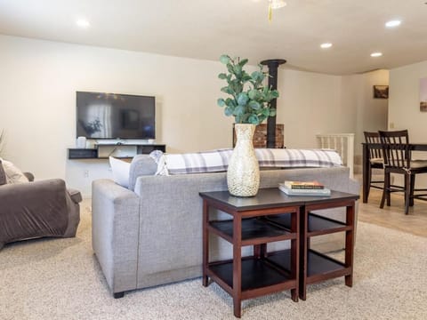 Studio Loft Near Yosemite with Kitchenette Apartment in Oakhurst