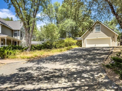 Studio Loft Near Yosemite with Kitchenette Apartment in Oakhurst